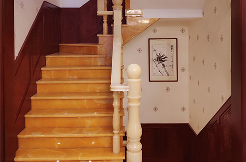 沁园街道中式别墅室内汉白玉石楼梯的定制安装装饰效果